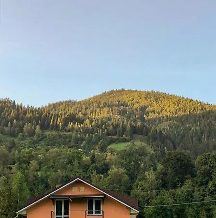 будинок в пейзажній місцевості
