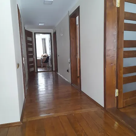 будинок в пейзажній місцевості