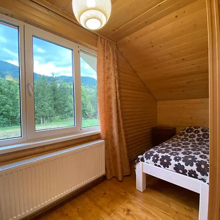 будинок в пейзажній місцевості